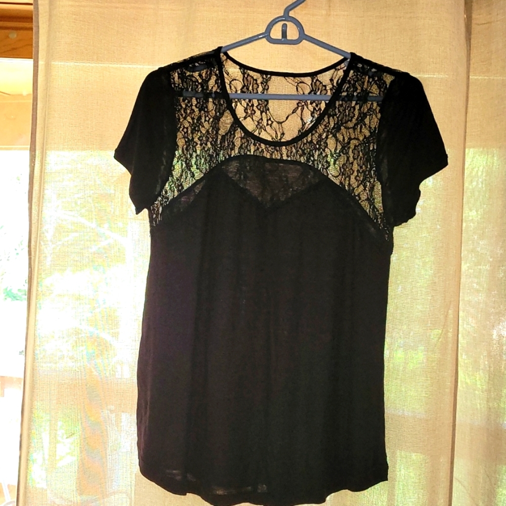 Lace & Viscose dort sleeve shirt.